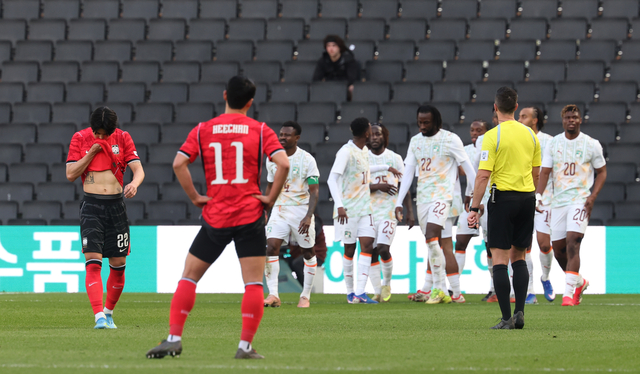 [한국 축구] 코트디부아르에 0-4 완패… 월드컵 3개월 앞두고 드러난 수비 불안